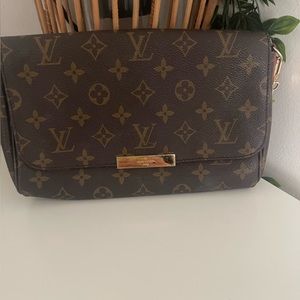Gently used Louis Vuitton iconic monogram Pochette